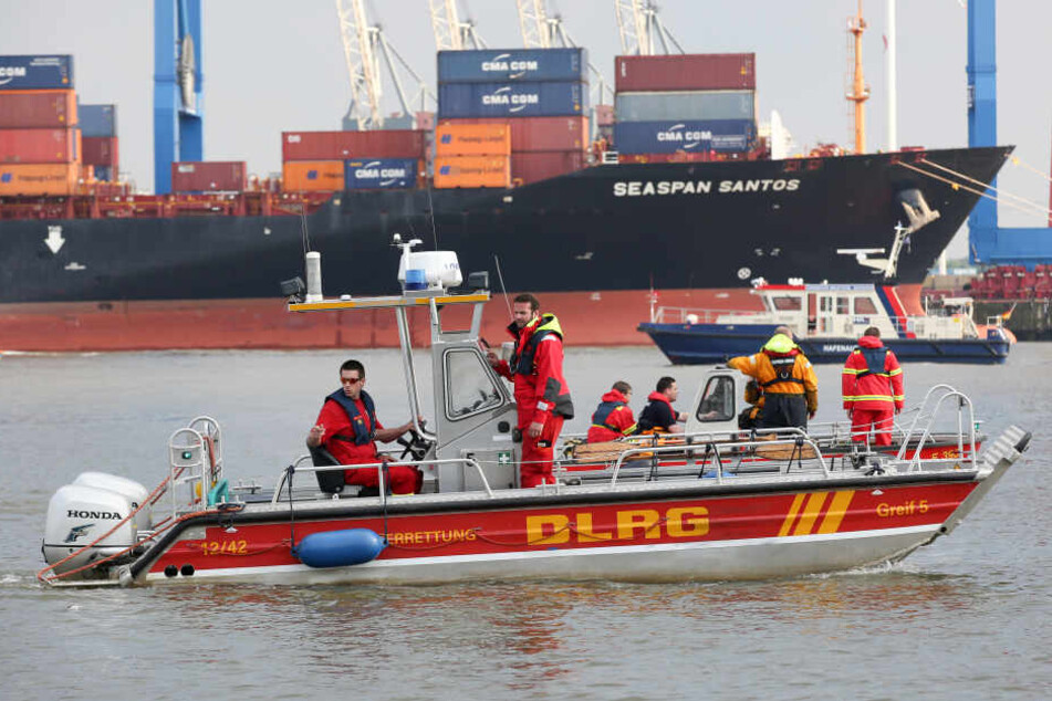 Rettungskräfte auf der Elbe. Symbolbild.