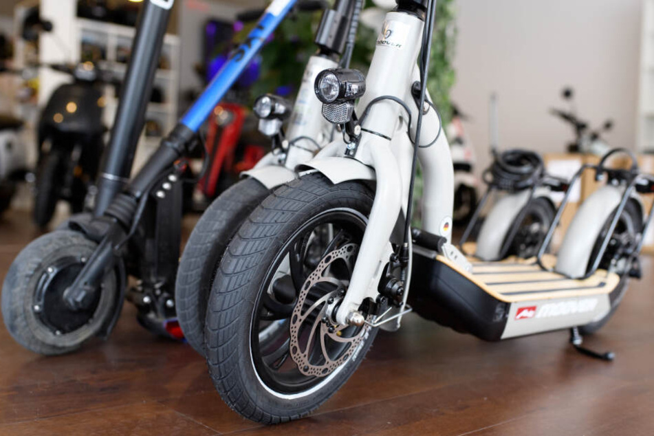 E-Scooter verschiedener Hersteller stehen in einem Laden.