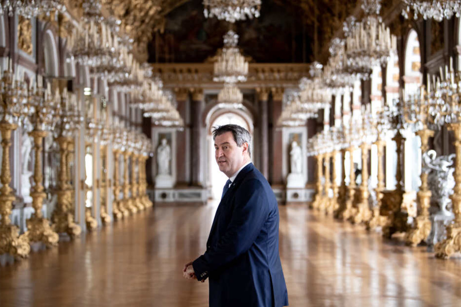 Markus Söder (CSU), Ministerpräsident von Bayern, steht vor Beginn einer Konferenz zum Klimawandel im Schloss Herrenchiemsee. Auf Initiative von Söder diskutieren Vertreter aus Südtirol, St. Gallen, Salzburg, Graubünden und Oberösterreich auf der Insel He