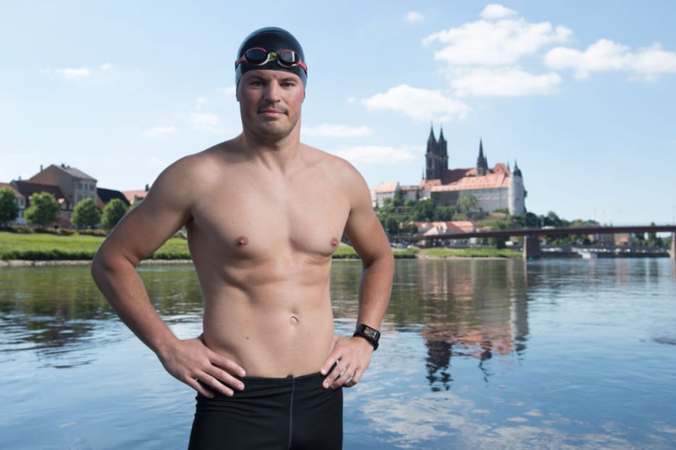 Die Elbe war nicht sicher vor ihm, auch Chiemsee oder Bodensee nicht: Jetzt will Extremsportler Joseph Heß (31) den rund 65 Kilometer langen Gardasee durchschwimmen.