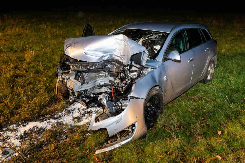 Der Opel Insignia auf dem Feld, wo er zum stehen kam.