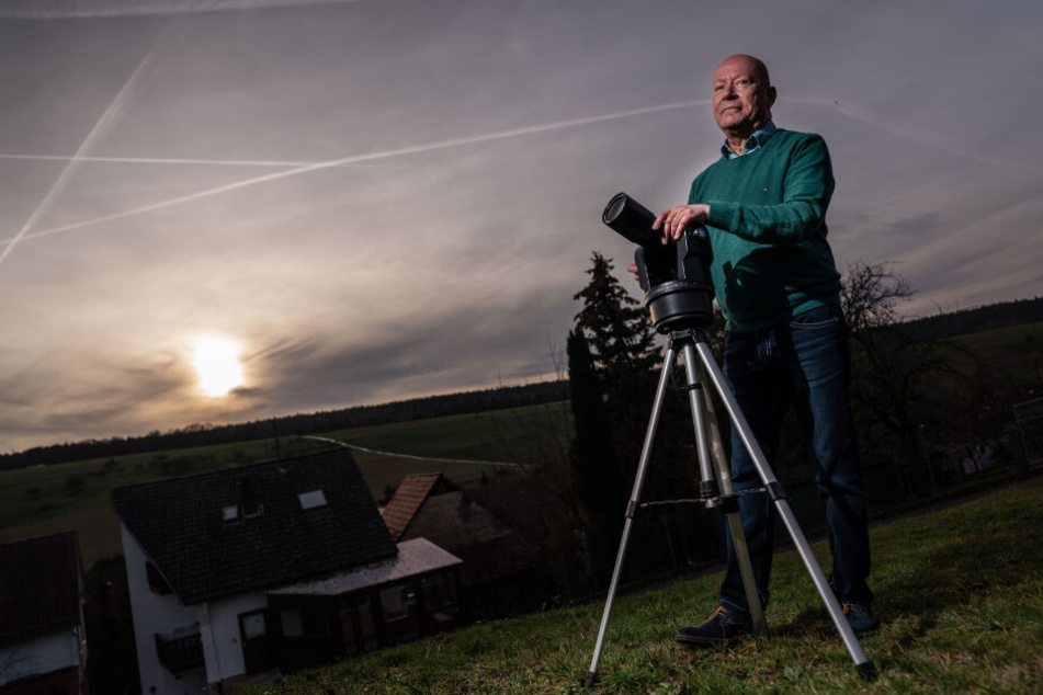 Hansjürgen Köhler auf der Suche nach vermeintlichen Ufos.