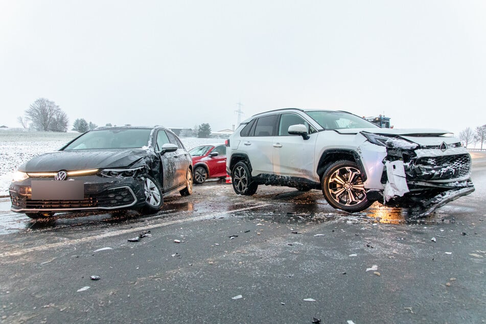 Winter-Crash im Erzgebirge: VW und Suzuki krachen auf Staatsstraße zusammen