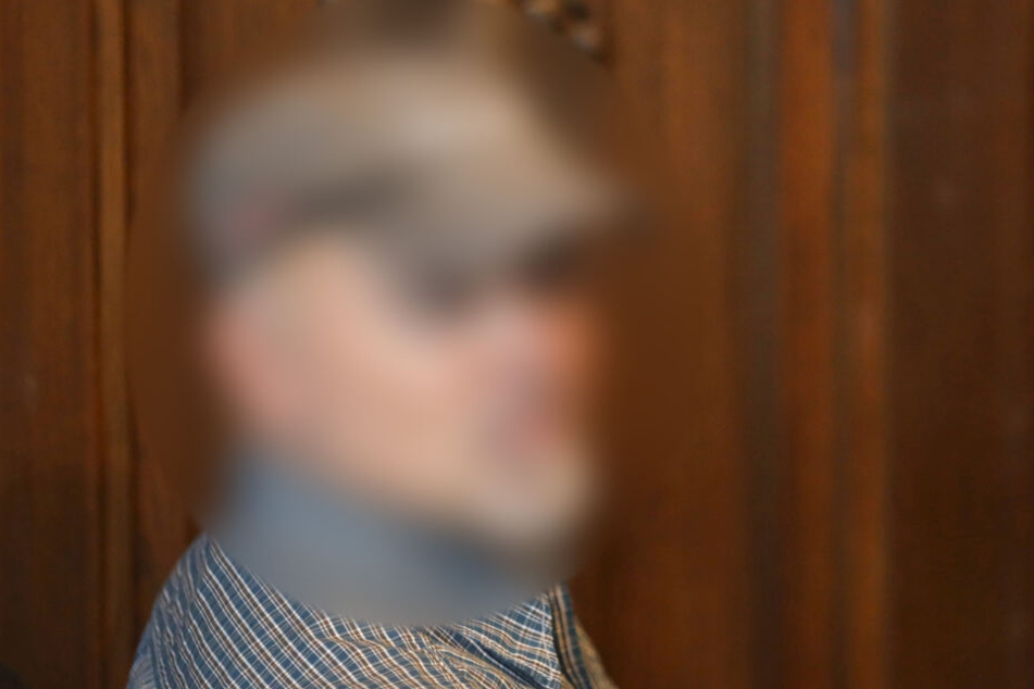 Der ehemalige Polizistsitzt im Verhandlungssaal im Landgericht.