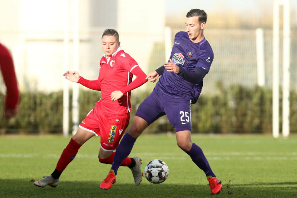 Dominik Wydra im Zweikampf mit Oliveira Tavares Adryan.