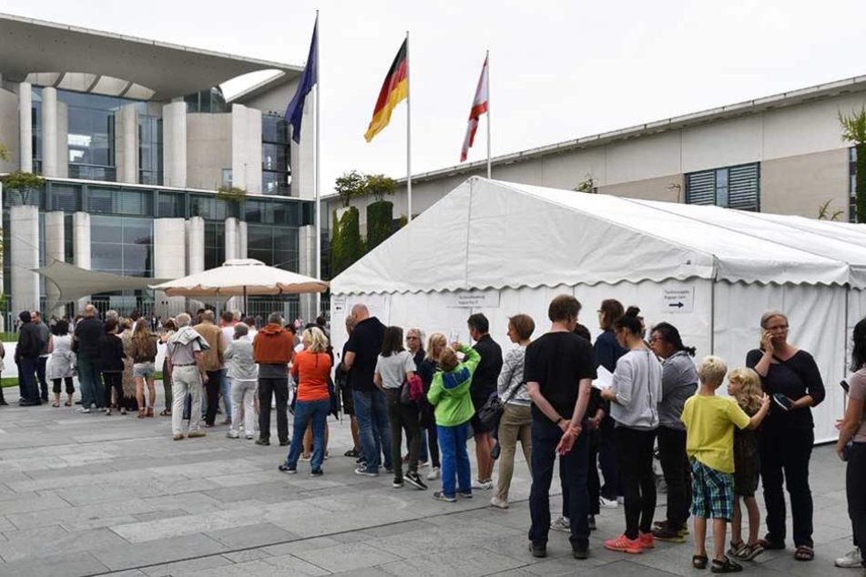 Vor dem Bundeskanzleramt standen die Menschen Schlange für einen Besuch bei Angela Merkel.