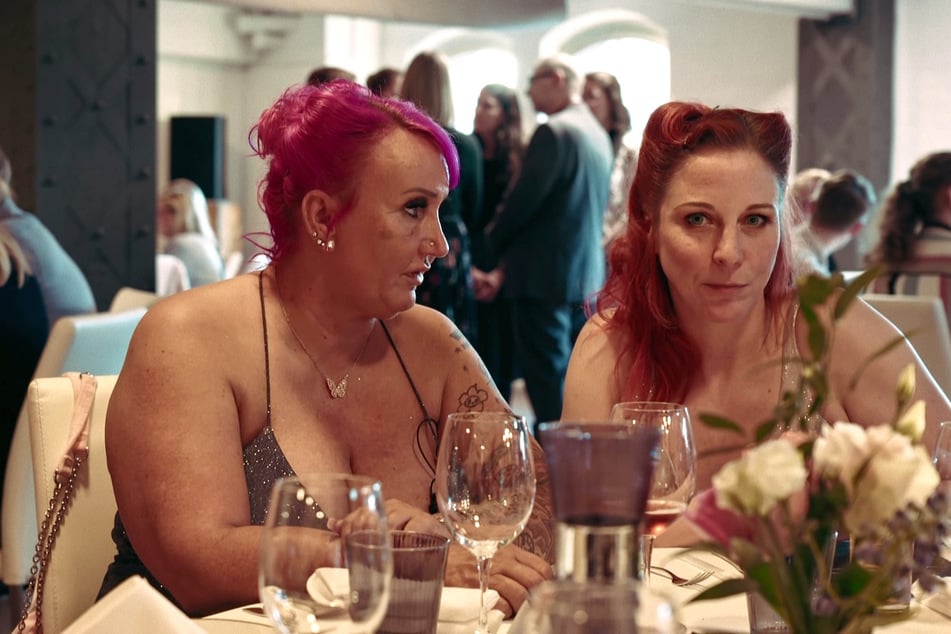 Ihre gute Freundin Eve Champagne (41, r.) hilft der Prostituierten.