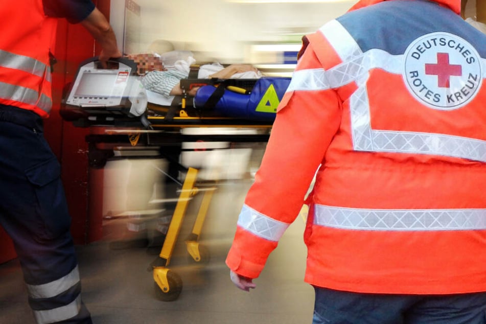 Der Rettungsdienst brachte die drei Fahrer in umliegende Krankenhäuser (Symbolbild).