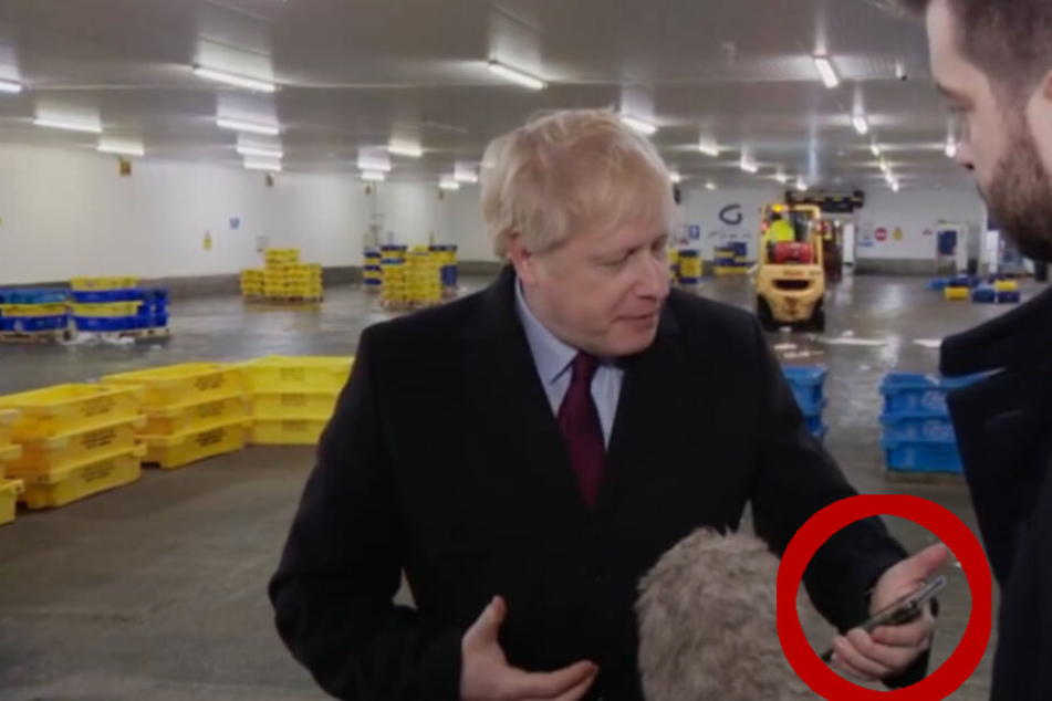 Britischer Premier steckt Handy eines Reporters ein, nachdem er mit diesem Foto konfrontiert wird