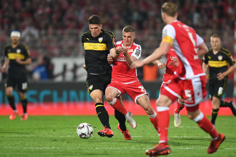 Grischa Prömel von Union und Stuttgarts Mario Gomez kämpfen um den Ball.