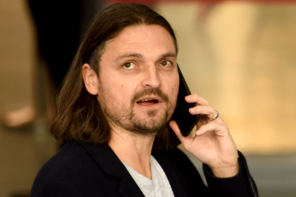 Lutz Pfannenstiel am Telefon. Für Fortuna Düsseldorf wird er ab Sommer 2020 wohl keine Anrufe mehr entgegen nehmen.