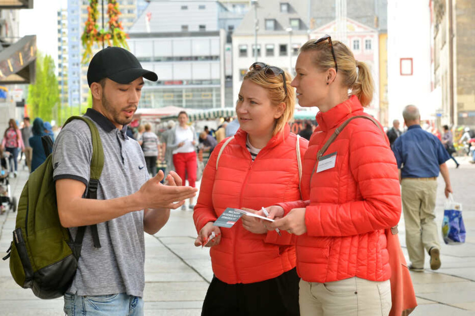 Die Verbraucherzentrale sucht Sachsens schlechteste Firmen - Nadine Girke-Meineck und Christina Siebenhüner (36) sprachen mit Tabesch Achmadi (21).