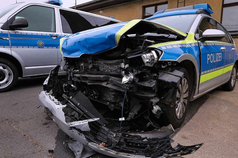 Das Polizeiauto bekam mächtig was ab.