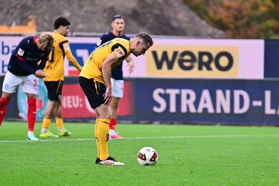 Ganz ausblenden konnte Niklas Hauptmann (30) das Scharmützel nach dem Elfer-Pfiff nicht, er vergab das mögliche 1:1 vom Punkt.