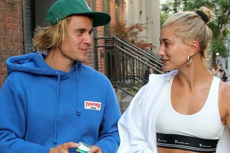 Der Sänger ist seit 2018 mit Hailey Bieber (23, r.) verheiratet.