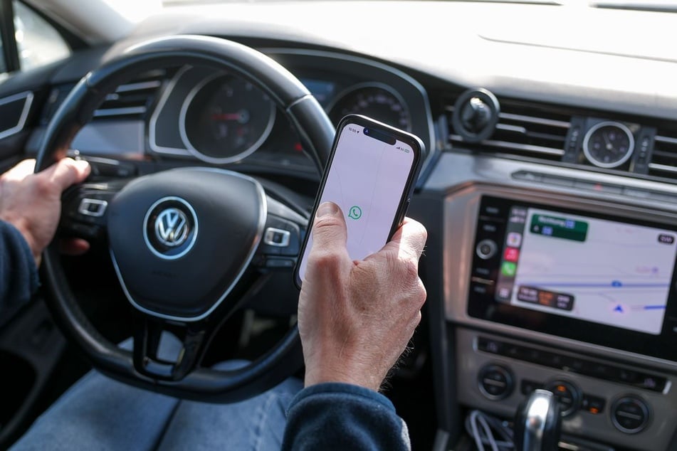Ablenkung beim Autofahren kann laut Allianz gefährlicher sein als Alkohol am Steuer.