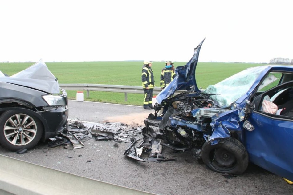 Warum die Fahrzeuge frontal zusammenstießen, ist noch nicht geklärt.