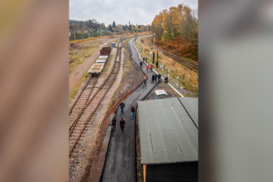 Der neue Weg, der den Bereich um das Reiterstellwerk mit den Rundhäusern verbindet, wurde gestern in Hilbersdorf freigegeben.