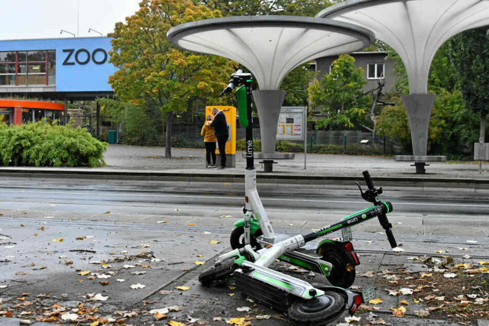 Wer seinen E-Roller verkehrswidrig abstellt, bekommt vom Anbieter das Knöllchen weitergeleitet.