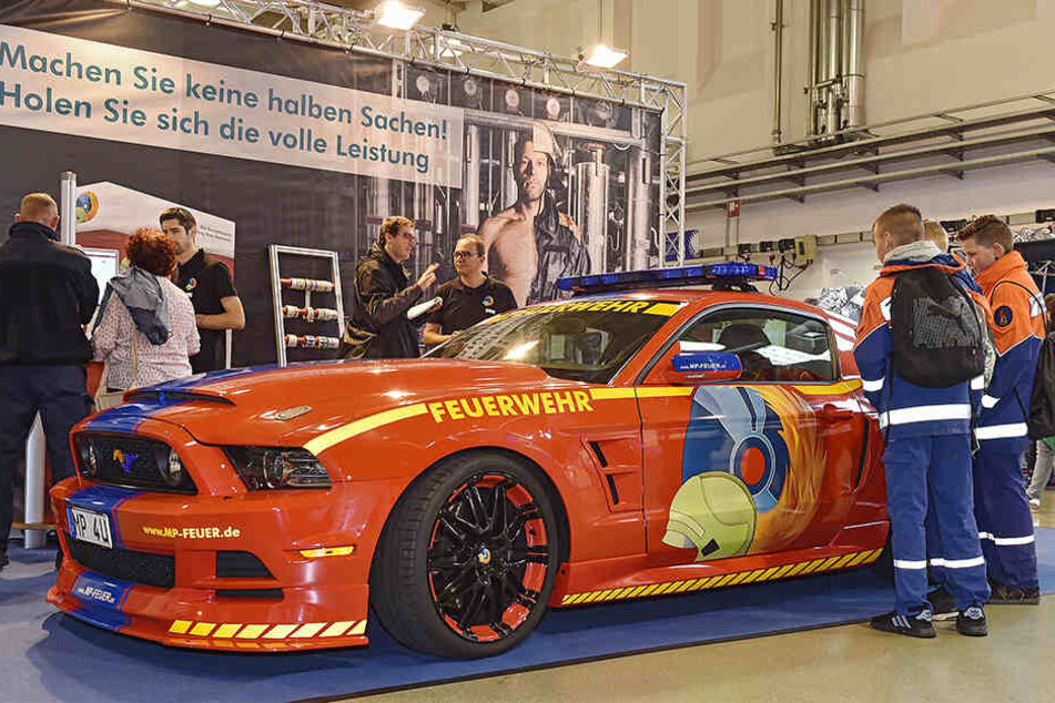 Lässt nicht nur Männerherzen schneller schlagen: Dieser Mustang (510 PS) im Feuerwehr-Outfit dient allerdings nur Werbezwecken.