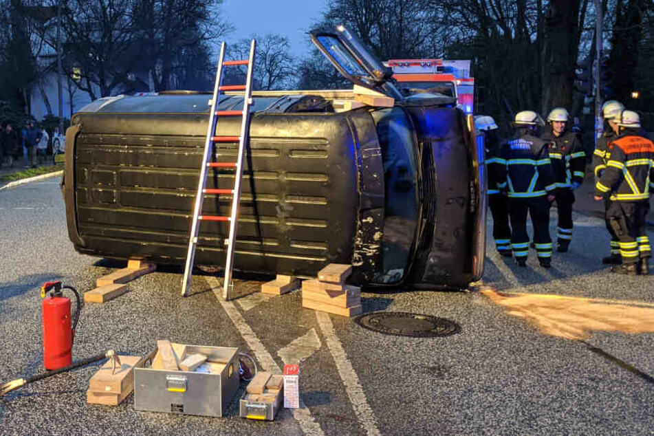 Feuerwehrleute bergen den umgekippten Kleintransporter.