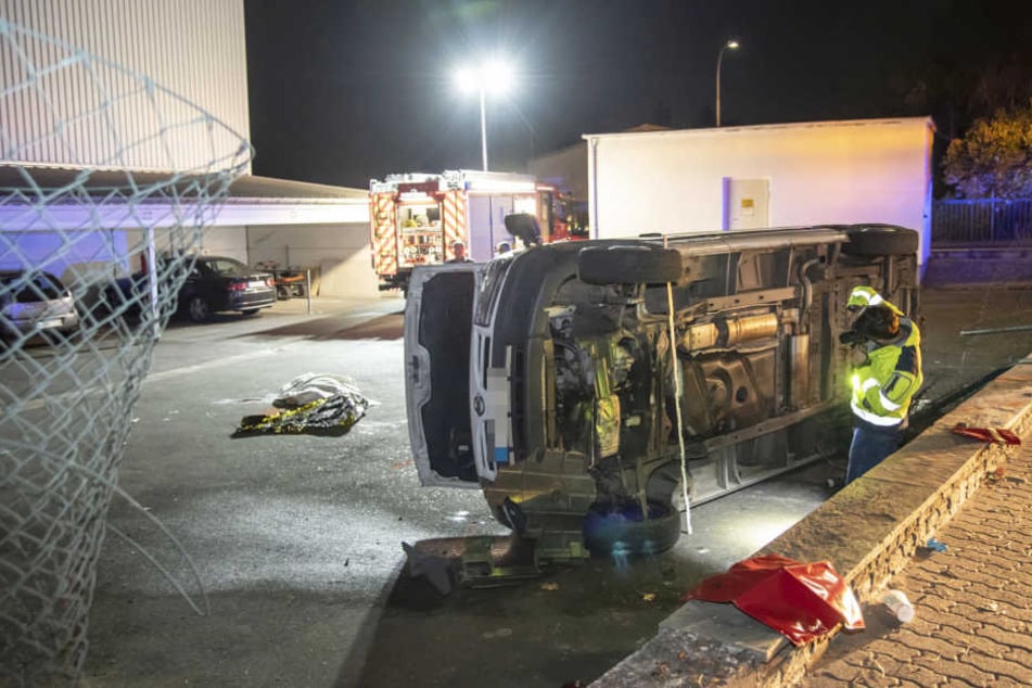 Der 61-Jährige wurde unter dem Kleintransporter eingeklemmt und erlag seinen Verletzungen.