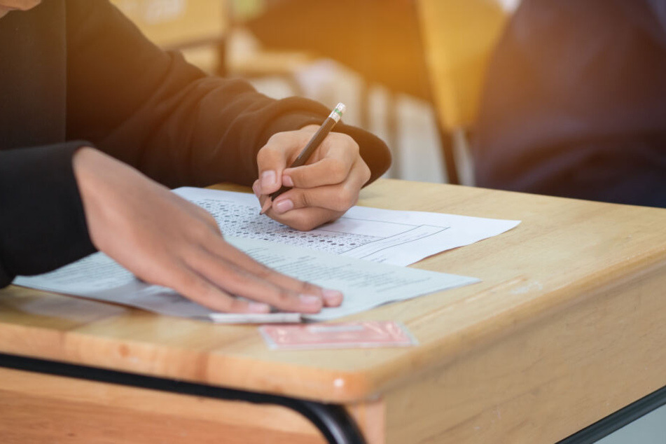 Der Lehrer drohte damit, seine Schüler durchfallen zu lassen.