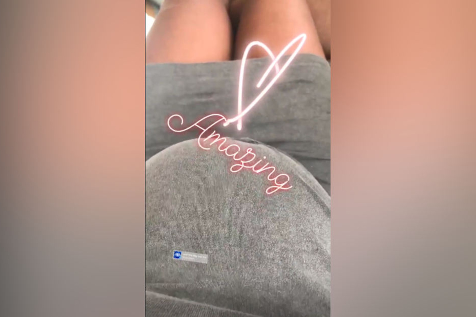 Ein Ausschnitt aus Motsis Instagram-Story: Sie präsentiert ihre runde Babykugel. Der bald erwartete Nachwuchs, ein Mädchen, tobt drinnen bereits kräftig herum.