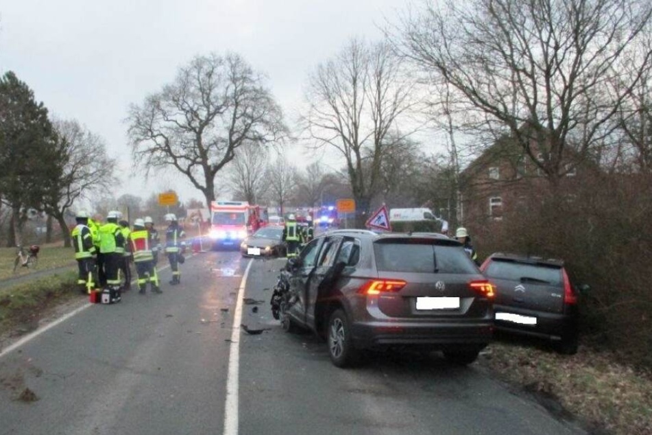 PKW den schleudernden Fahrzeugen gerade noch ausweichen, prallte dabei aber gegen einen Baum.