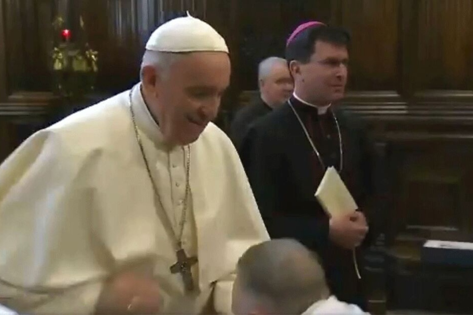 Und wieder zieht Papst Franziskus seine Hand weg.