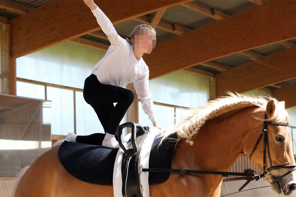 Bei einem ihrer Absprünge vom Pferd kam eine 17-Jährige unglücklich auf und verletzte sich schwer. (Symbolbild)