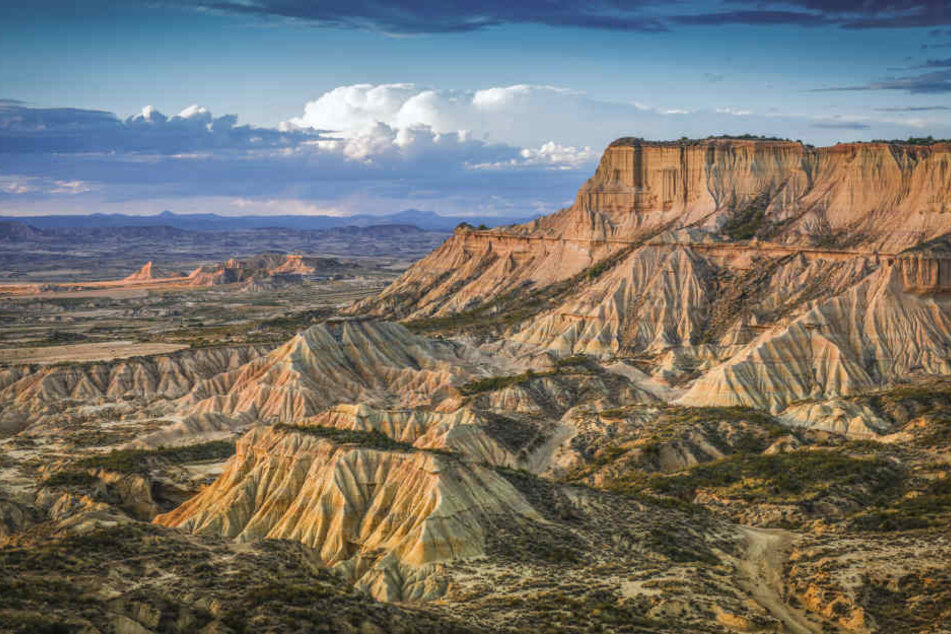 Der Norden Spaniens beeindruckt mit weiten, ursprünglichen Landschaften wie hier im Naturpark Bardenas Reales.