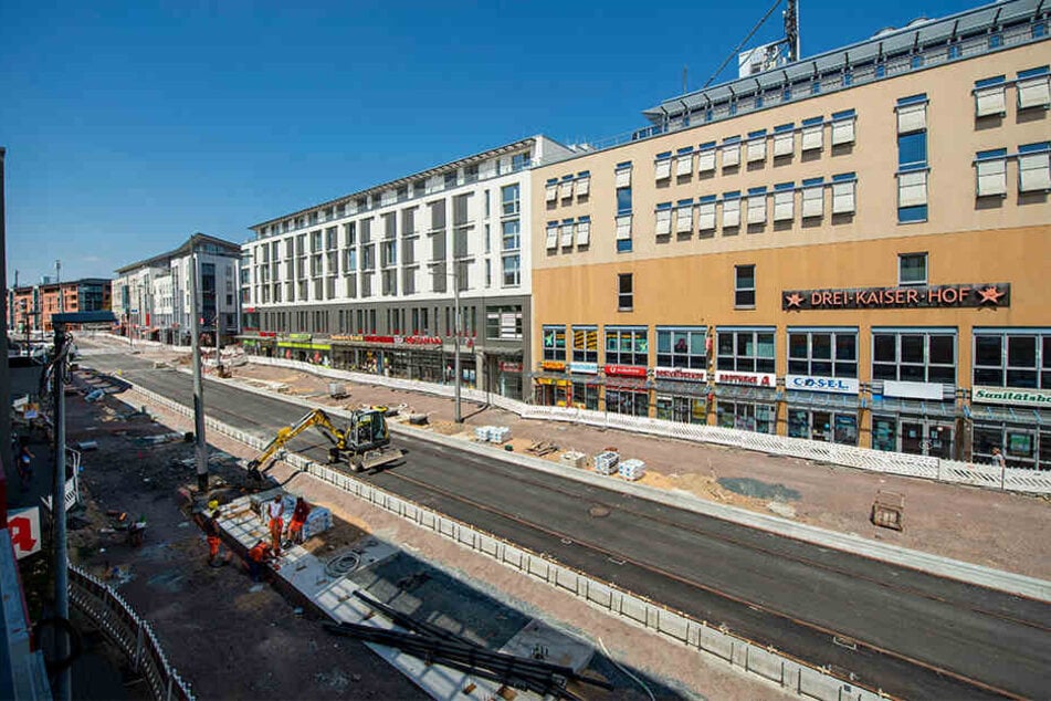 Der neue Boulevard an der Zentralhaltestelle Kesselsdorfer Straße nimmt Formen an. Die Gleise liegen bereits.