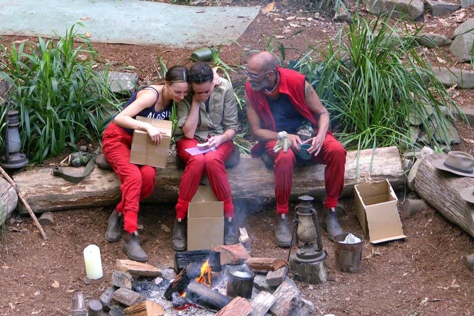 Die drei Finalisten Alessia Herren (23, l.), Lilly Becker (48) und Pierre Sanoussi-Bliss haben sich im Dschungelcamp 2025 auf die Favoritenplätze gekämpft.