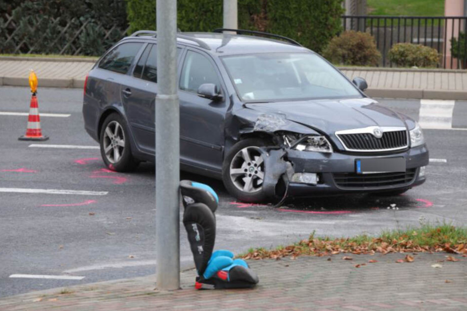 Die Einsatzkräfte holten einen Kindersitz aus dem grauen Skoda heraus.
