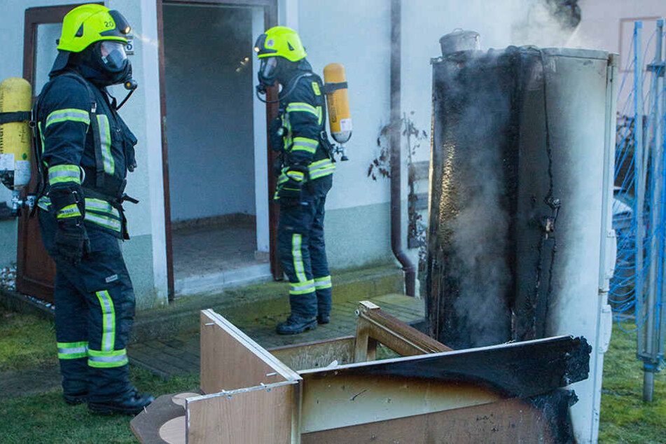 Die Kameraden der Feuerwehr mussten sich mit Atemschutzmasken schützen.