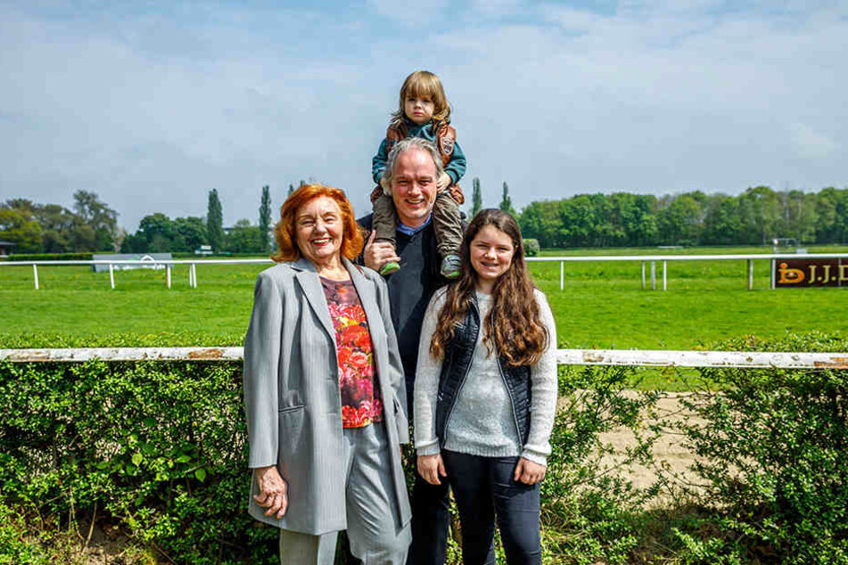 Auszeit für die Magier-Familie: André Sarrasani (44) mit seiner Mutter Ingrid
(83) und den Kindern Satin (12) und Noah (2).