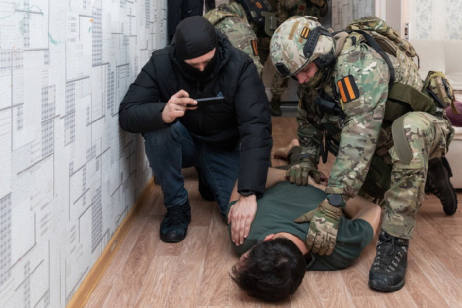 Plünderungen, Folter, Mord: Einheiten der berüchtigten Russischen Garde sollen seit Kriegsbeginn in der Ukraine aktiv sein. Die Paramilitärs sind direkt dem Kreml-Despoten unterstellt. Dieses PR-Foto zeigt sie bei der "Arbeit".