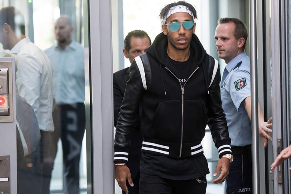 Hinter einer Sonnenbrille versteckt betrat Pierre-Emerick Aubameyang das Gerichtsgebäude.