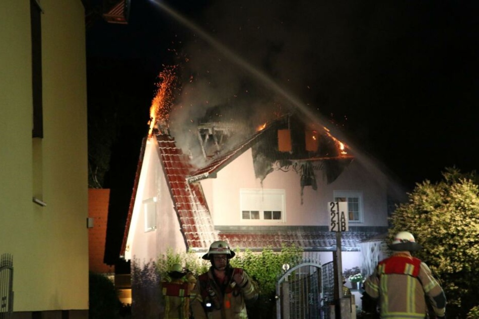 Durch ein Feuer in Berlin-Lichtenrade sind drei Menschen verletzt worden.