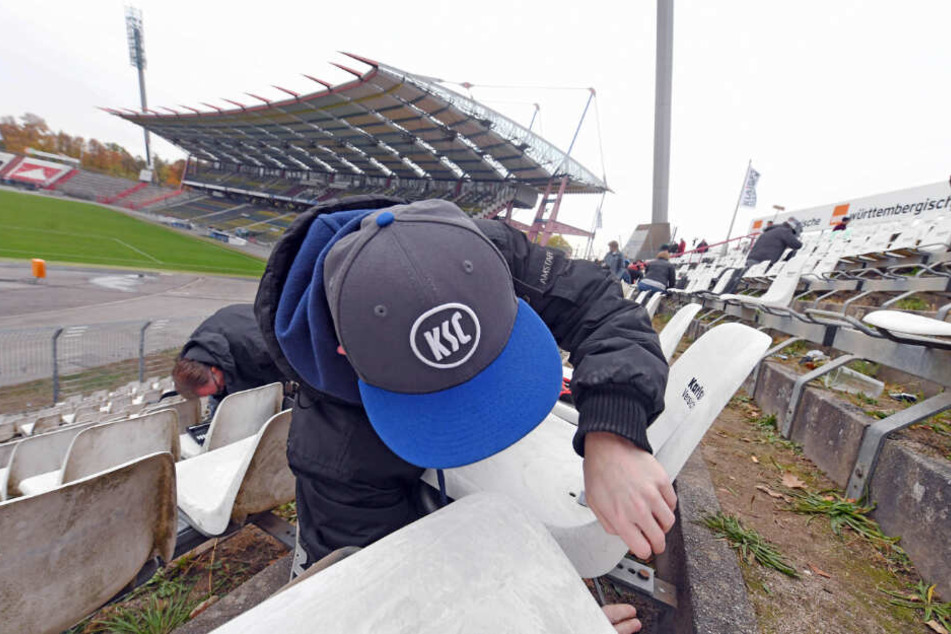 Fans des Fußball-Drittligisten Karlsruher SC demontierten im Wildparkstadion Karlsruhe Sitzschalen, bevor im Oktober 2018 die Abrissarbeiten im Stadion begannen.