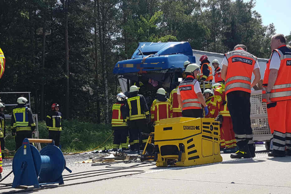 Der Lkw wurde komplett eingedrückt.