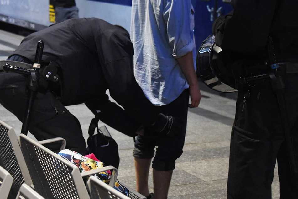 Als der junge Afrikaner (18) auf das Rauchverbot im Bahnhof hingewiesen wurde, flippte er aus. (Symbolbild)