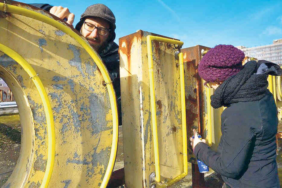 Zusammen mit Helfern von INDUSTRIE.KULTUR.OST und der Werkstatt Baukultur
wurden die Buchstaben abmontiert.