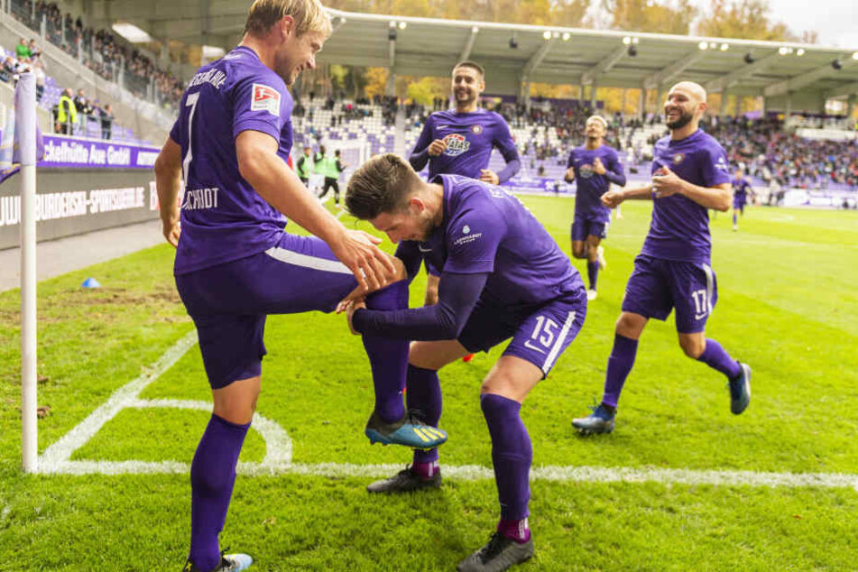 Der Kniefall von Aue! Dennis Kempe tätschelt fast zärtlich das lädierte Knie von Goldtorschütze Jan Hochscheidt.