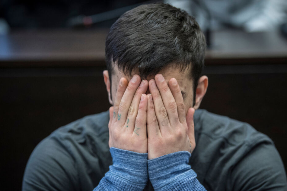 Ali B. versteckt sein Gesicht mit den Händen.
