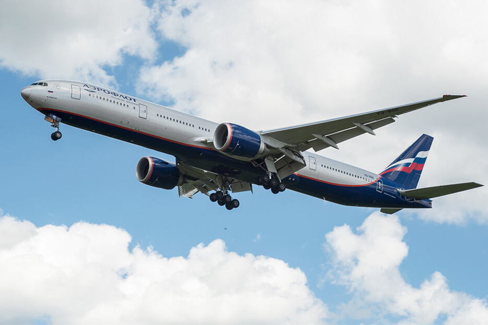 Die Flugbegleiter der Boeing 777 konnten den aufgebrachten Mann nicht beruhigen, sodass die Piloten zur letzten Möglichkeit greifen mussten. (Symbolbild)