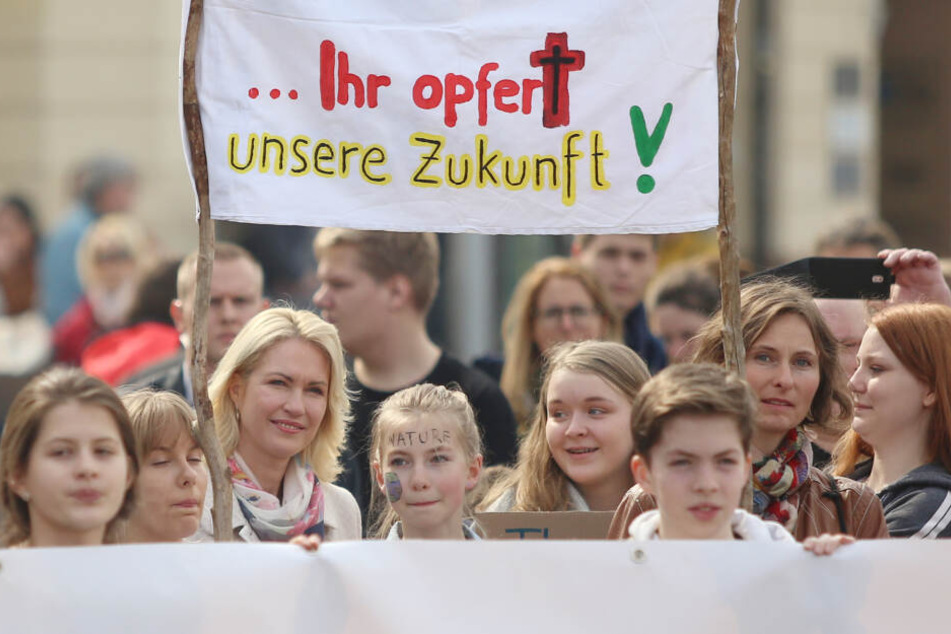 Manuela Schwesig (SPD, 3.v.l.), Ministerpräsidentin von Mecklenburg-Vorpommern, hört bei einer "Fridays for Future"-Demonstration einem Redner zu.