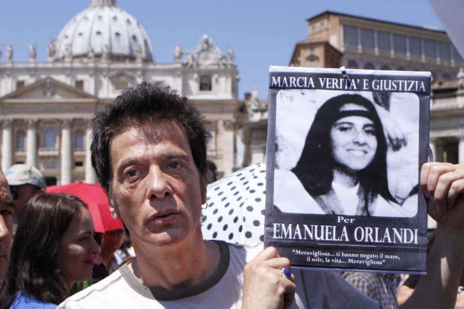 Der Bruder der vermissten Emanuela Orlandi hält ein Foto seiner auf mysteriöse Weise verschwundenen Schwester in den Händen.