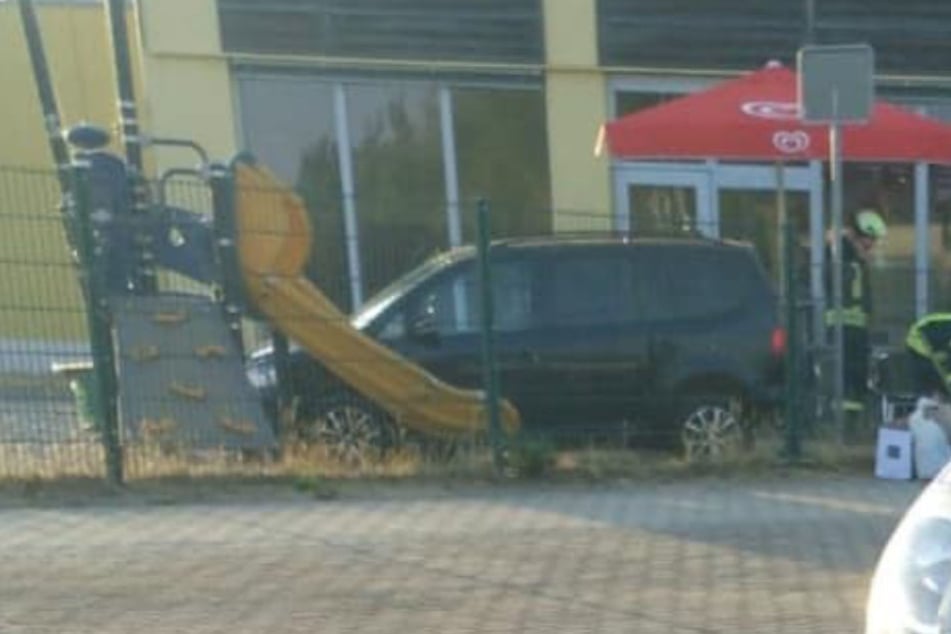 Erst neben einer gelben Rutsche kam der VW zum Stehen.
